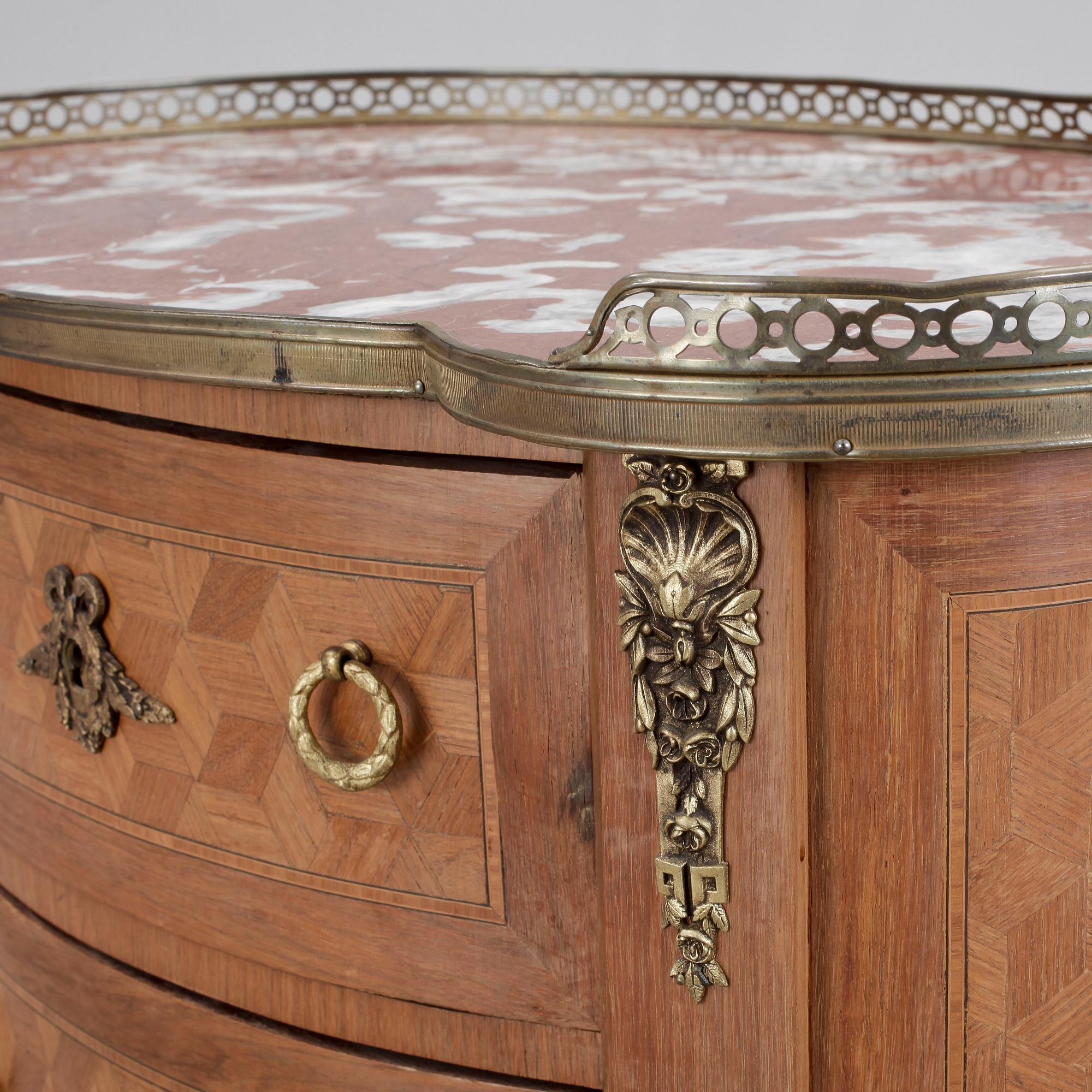 BYRÅ, Louis XVI-stil, 1900-tal.