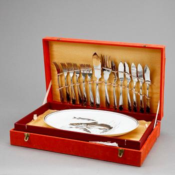 FISKBESTICK samt MATPORSLIN, i schatull, nysilver samt porslin, omkring 1900-talets mitt.