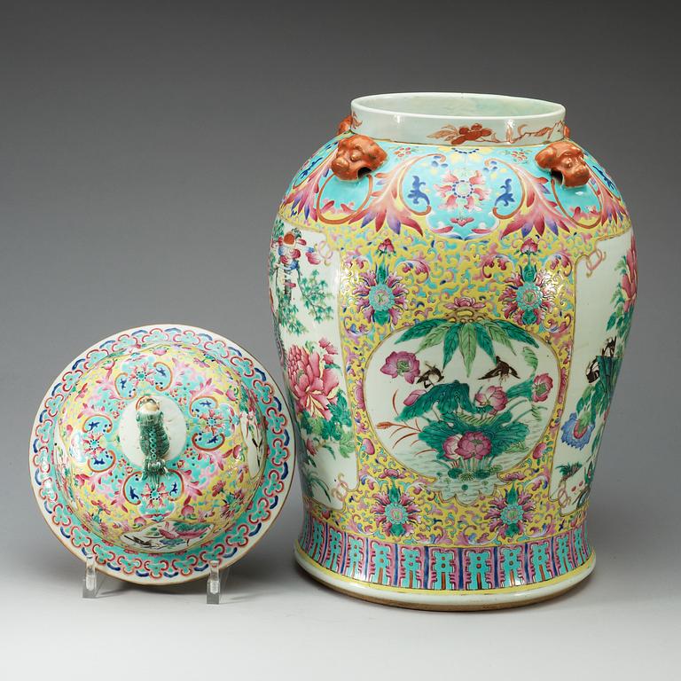 A large famille rose jar with cover, Qing dynasty, 19th Century.