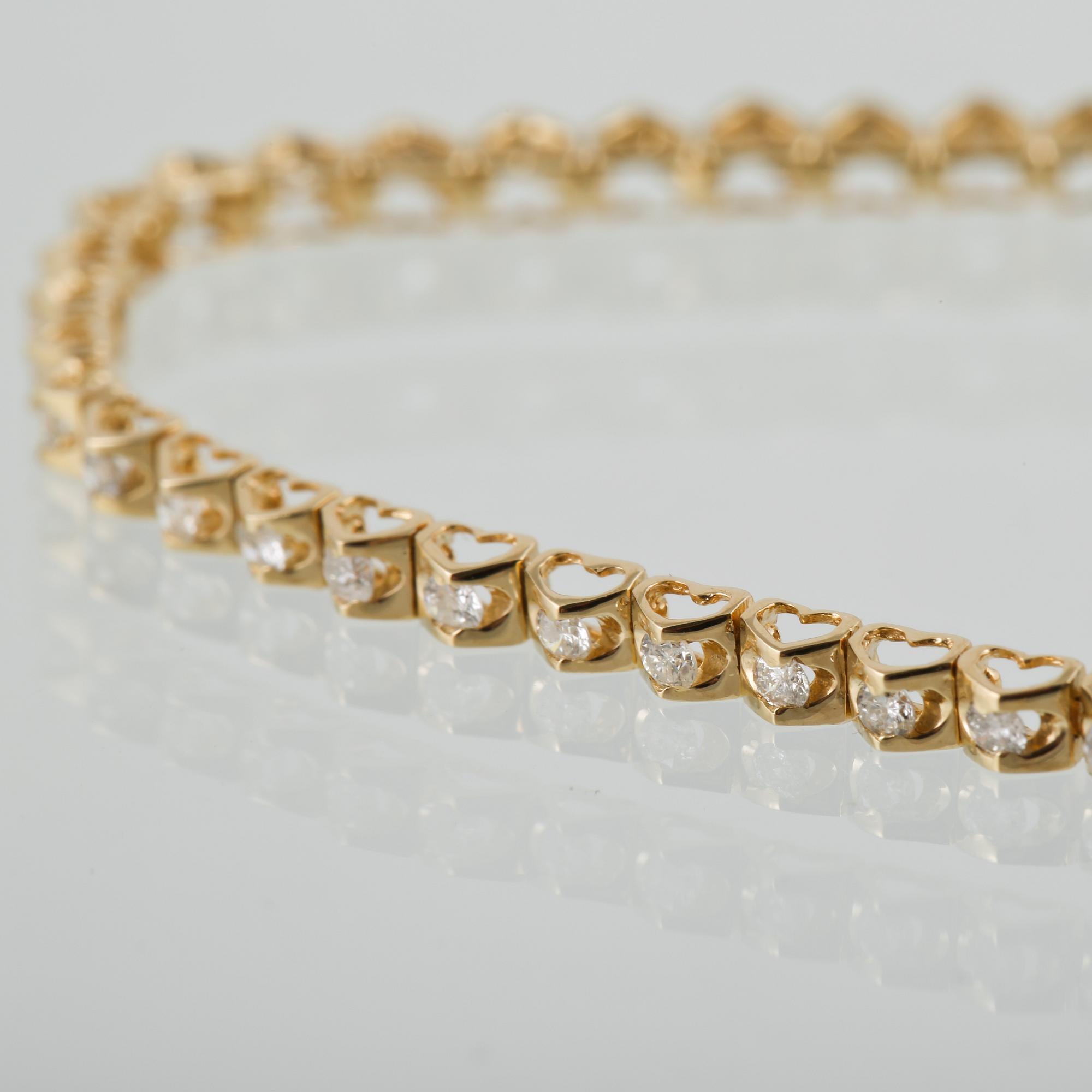 ARMBAND, 18K guld med briljantslipade diamanter. Vikt 4,7 gram.