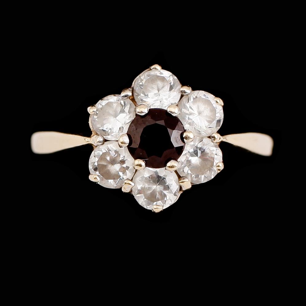 RING, 14 k guld med blå sten omgiven av vita stenar. Total vikta ca 3 gram.