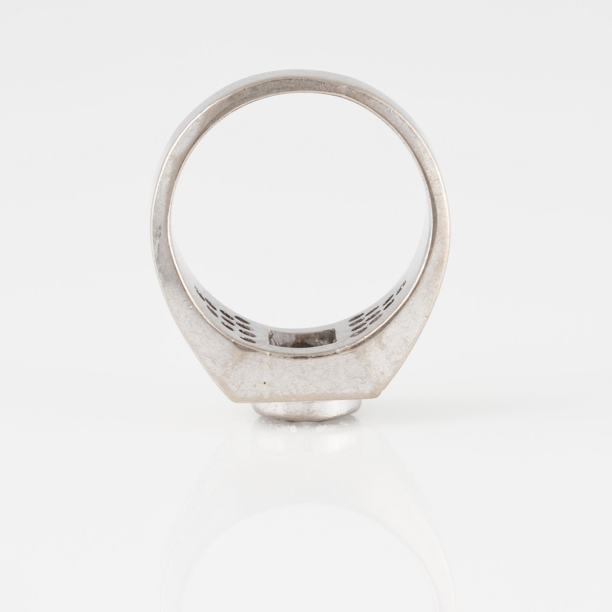 RING, med gammalslipad diamant ca 1.00 ct samt 10 små briljantslipade diamanter på vardera sida.