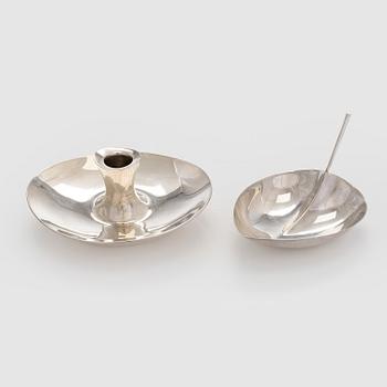 Tapio Wirkkala, skål och ljusstake, silver, Kultakeskus, Tavastehus 1956, och Hopeatehdas Helsingfors 1952.