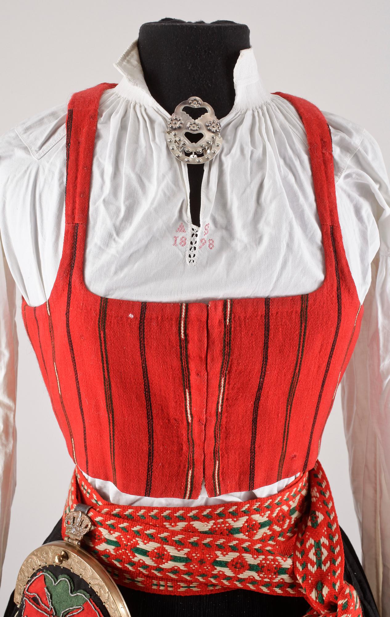 FOLKDRÄKT, Delsbo, 1898/1980-tal.