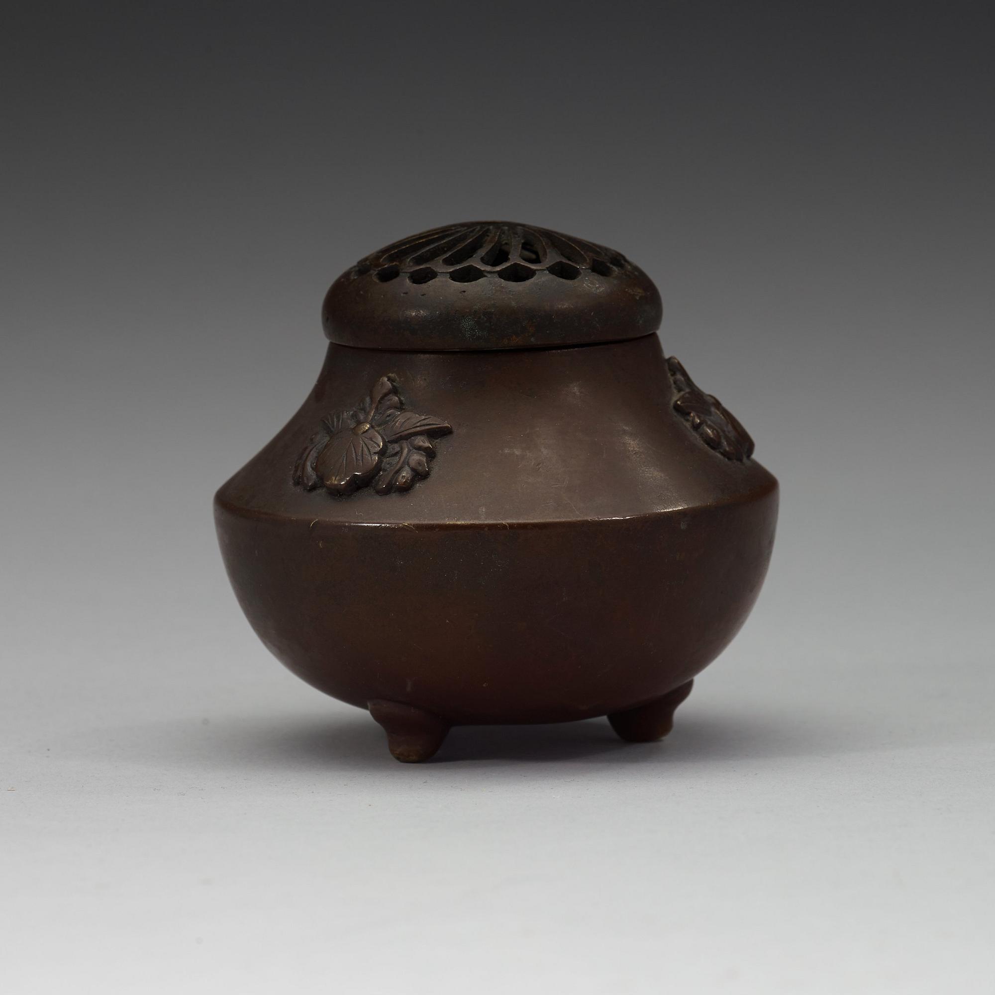 A bronze censer with cover, late Qing dynasty, circa 1900.