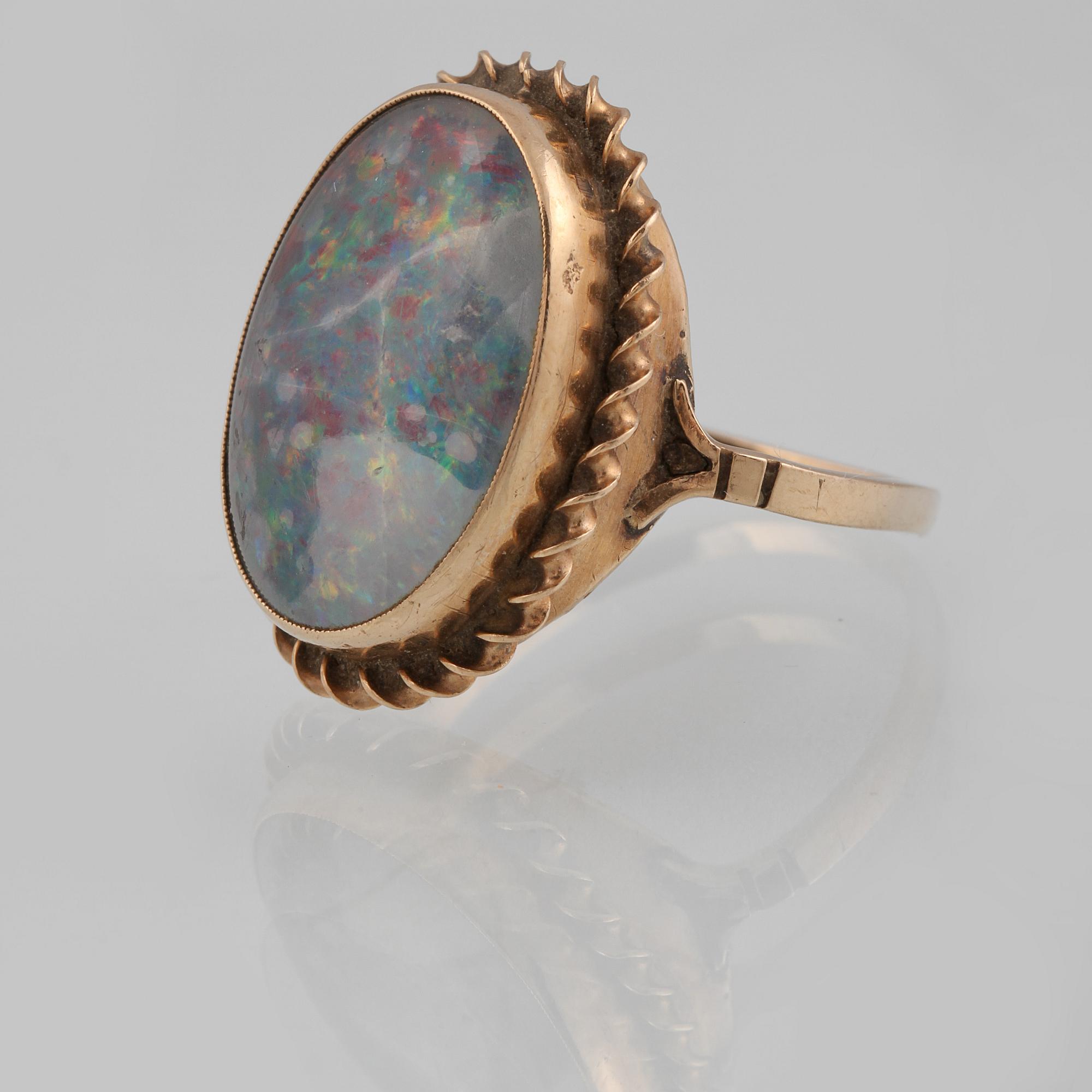 RING, 8K guld med cabochonslipad opal, troligtvis Rolason Brothers, Birmingham, 1862. Vikt 4,2 gram.