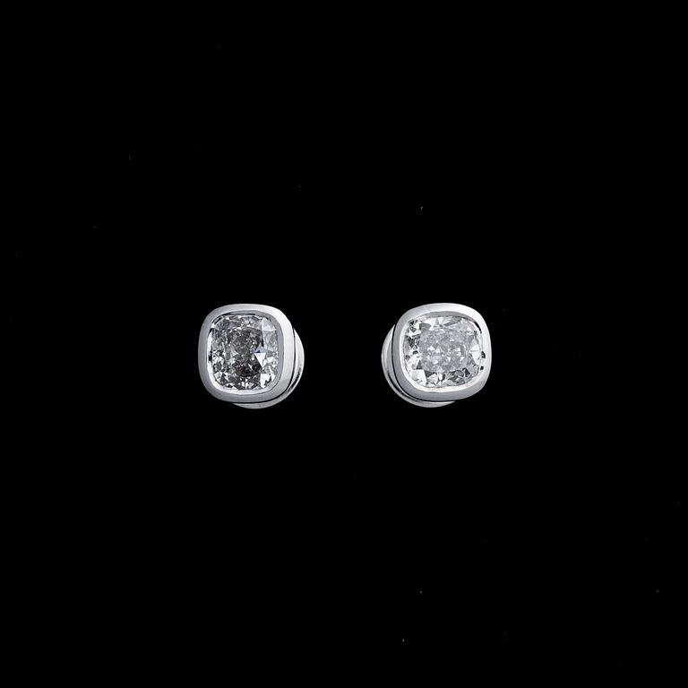 A PAIR OF EARRINGS, cushion cut diamonds, 18K white gold.