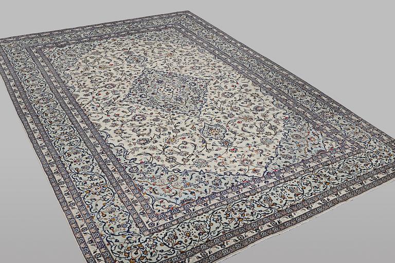 A carpet, Kashan, ca 355 x 247 cm.