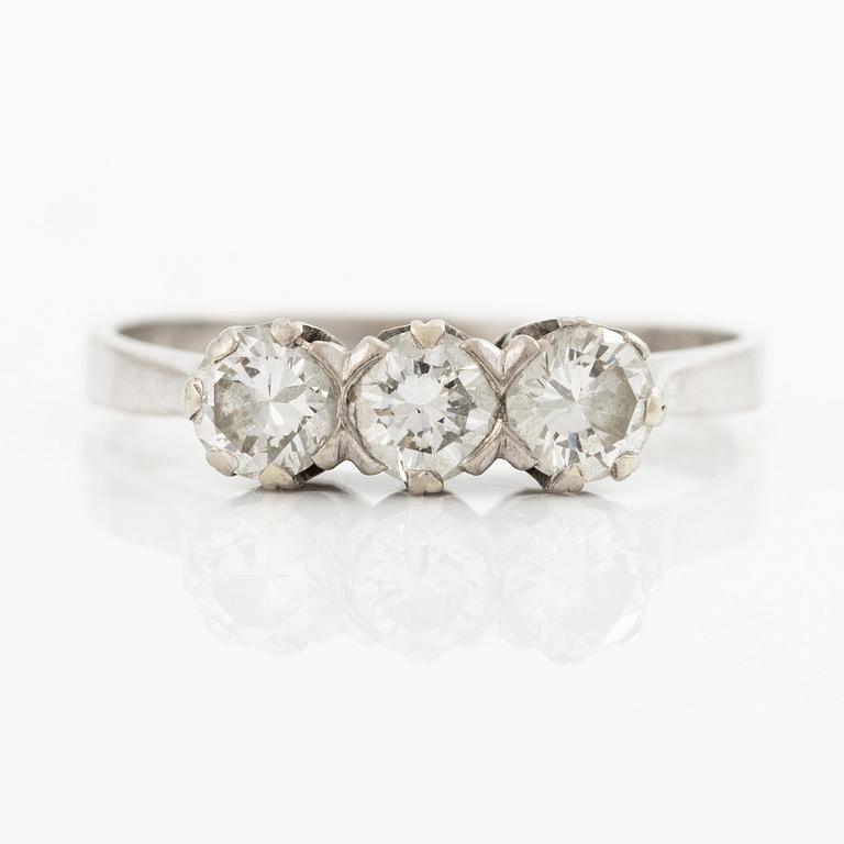 Ring, 18K white gold with three brilliant-cut diamonds totalling 0.92 ct.