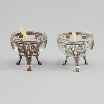 SALTKAR, ett par, silver och glas, omkring år 1900, vikt ca 50 g.