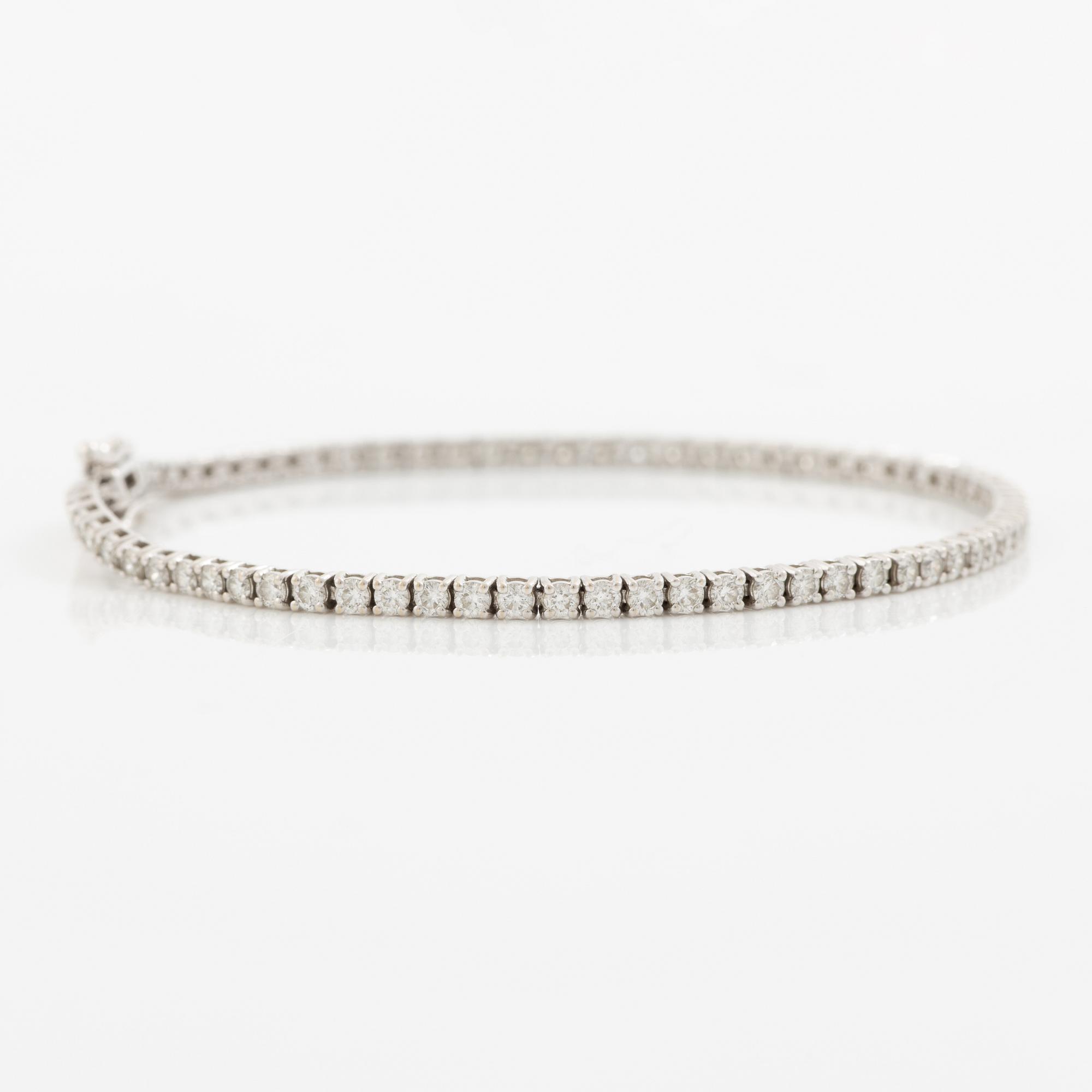 Tennis bracelet 18K white gold with round brilliant-cut diamonds.