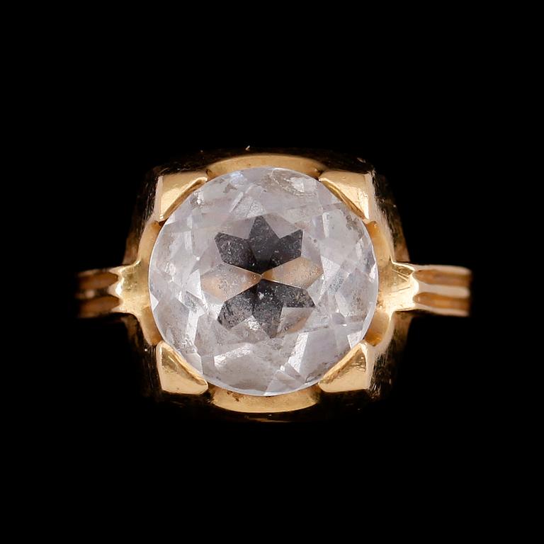 KEDJA SAMT RING, 18 k guld, 1900-talets andra hälft. Total vikt med bergkristall ca 18 gram.