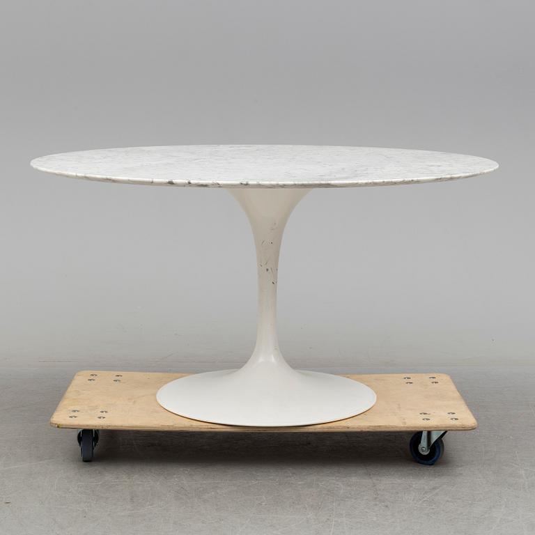 AN Eero Saarinen Tulip table, Knoll International, later part of the 20th century.