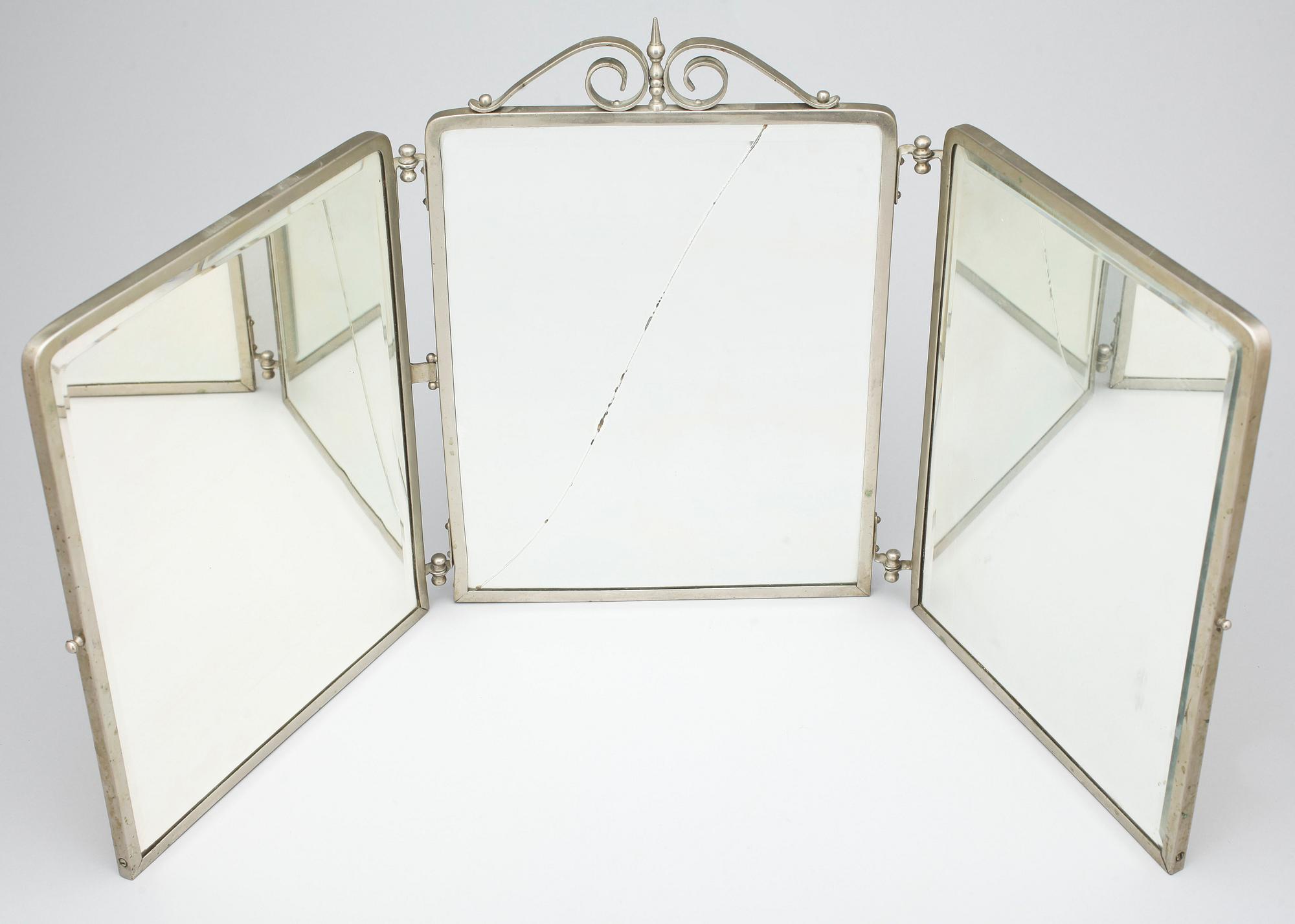 BORDSSPEGEL, vitmetall samt plastliknande material, 1900-talets mitt.