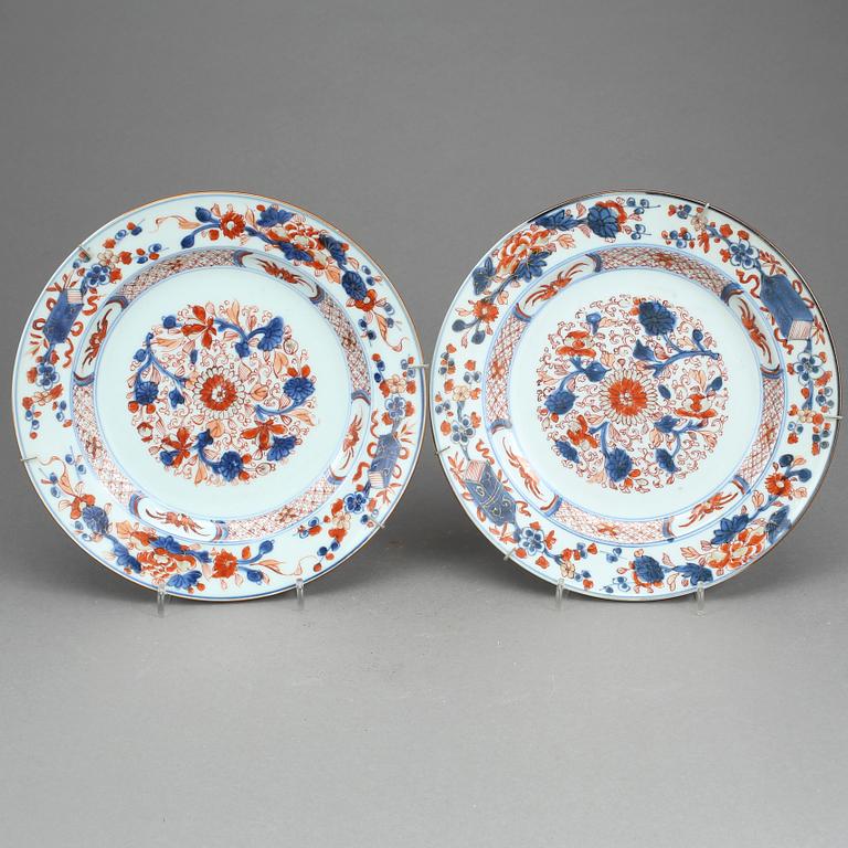 TALLRIKAR, ett par, porslin, Qianlong, Kina 1700-tal.