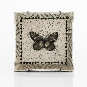 Rut Bryk, kivitavaraa, a tergo signeeraus BRYK.