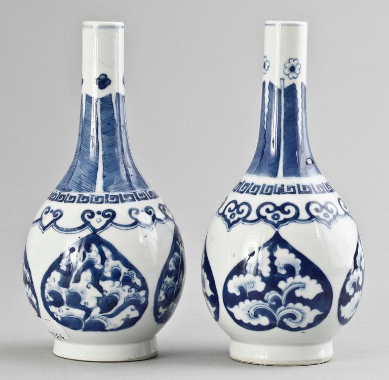VASER, ett par, porslin, Kina, Kangxi-stil 1800/1900-tal.