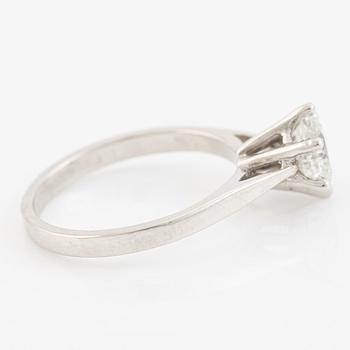 Ring in 18K white gold set with a round brilliant-cut diamond.