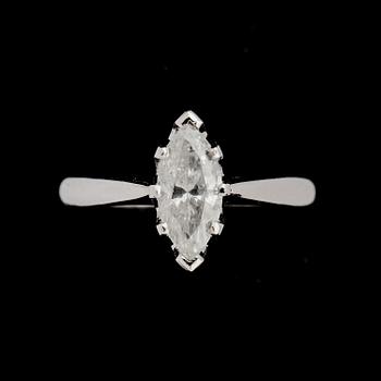 RING, 18k vitguld med navettslipad diamant ca 0,90 ct. Vikt ca 3 g.