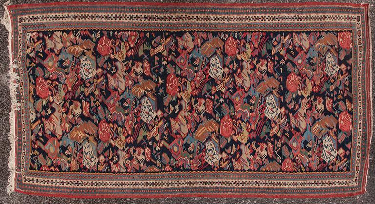 MATTA, orientalisk. Ca 220x124 cm.