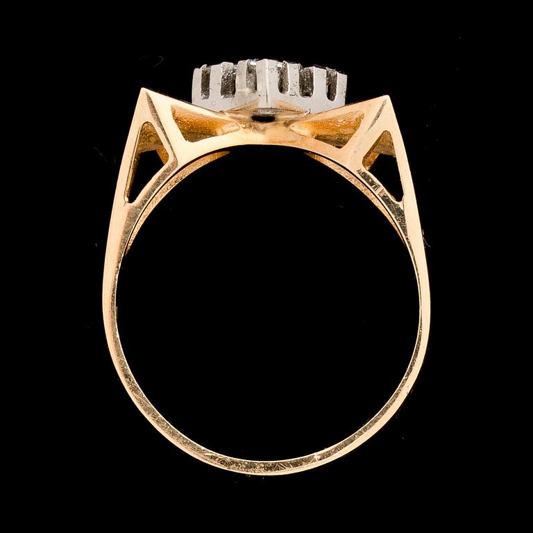 RING, 18 k, ca  0,12 ct. Vikt ca 5,5g.