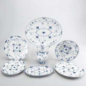 A set of 22 pcs of Musselmalet helbonde porcelain service.