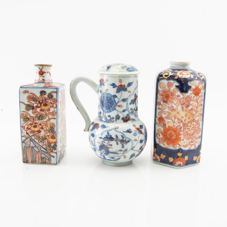 Flaska, Sake-flaska (Tokkuri) samt tillbringare Japan omkring 1900 porslin.