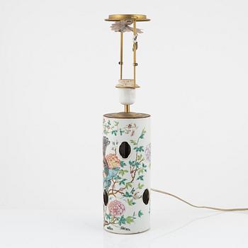 A Chinese porcelain table light/hat stand, early 20th Century.