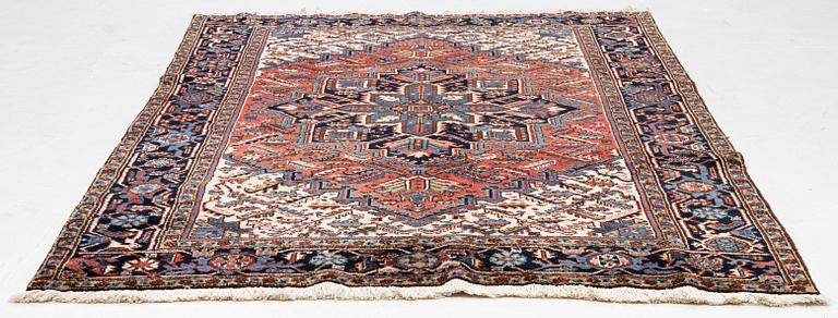 A Heris carpet, approx. 275 x 200 cm.