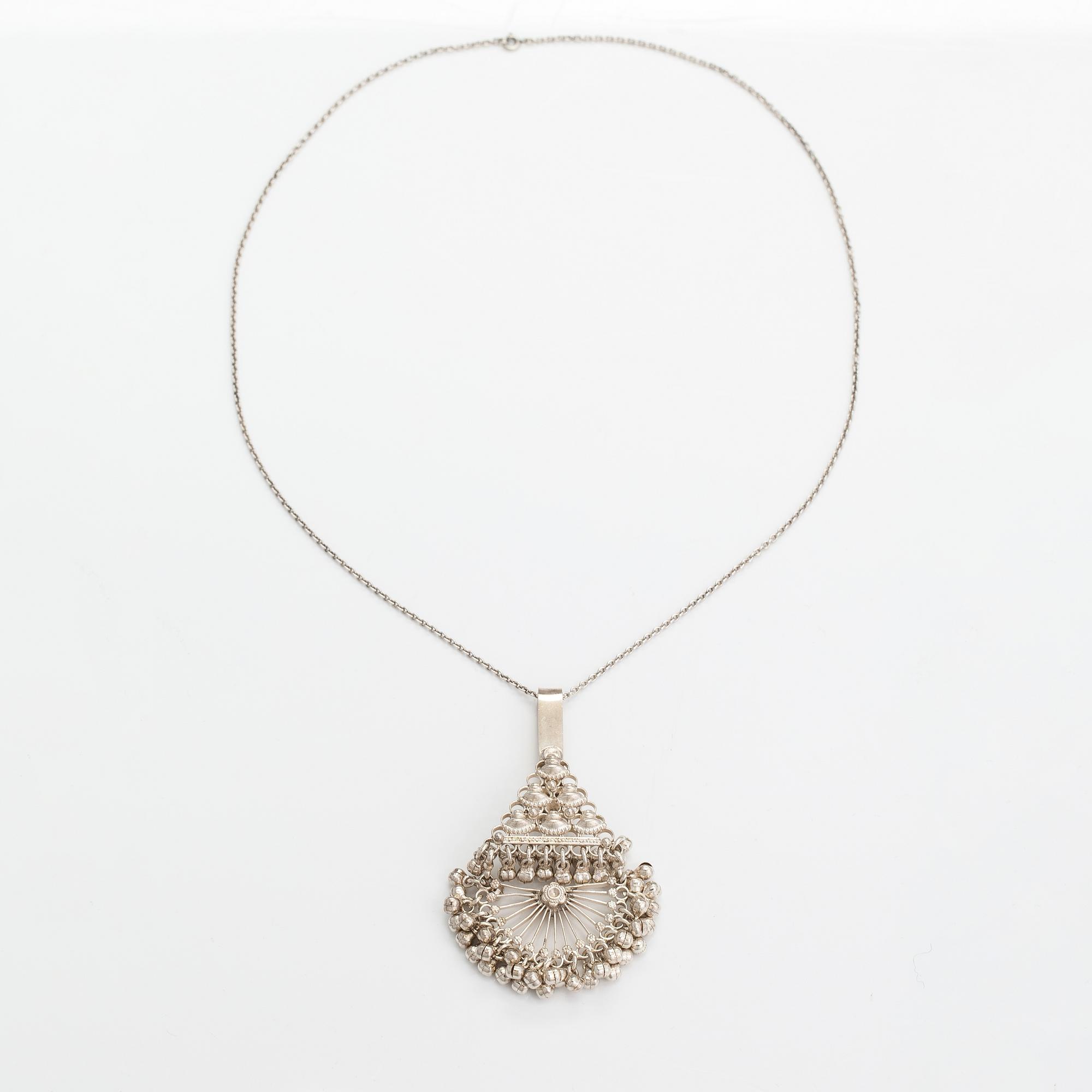 A silver necklace/brooch. Ossian Hopea, Porvoo 1977.