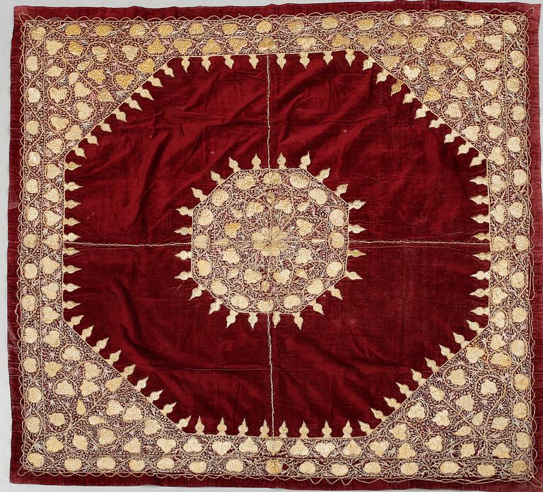 DUK, Ryssland. Broderad med guldtråd. Omkring 1800-talets slut.