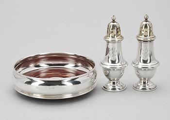 COASTER SAMT ett par STRÖARE, sterling silver, Storbritannien, 1900-talets andra hälft.