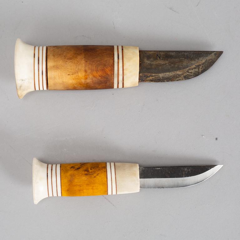 INGVAR SVONNI, two Sami reindeer horn knives, signed I Svonni.