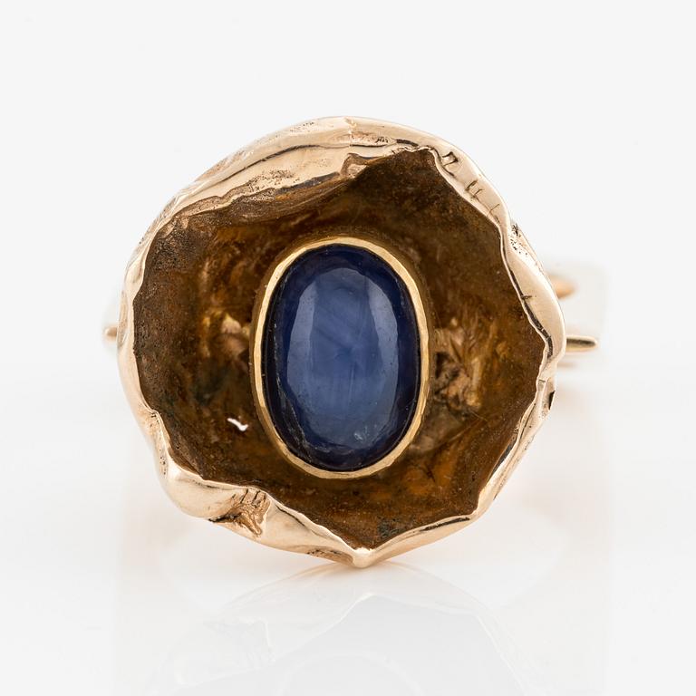 Ring in 14K gold with a cabochon-cut sapphire.