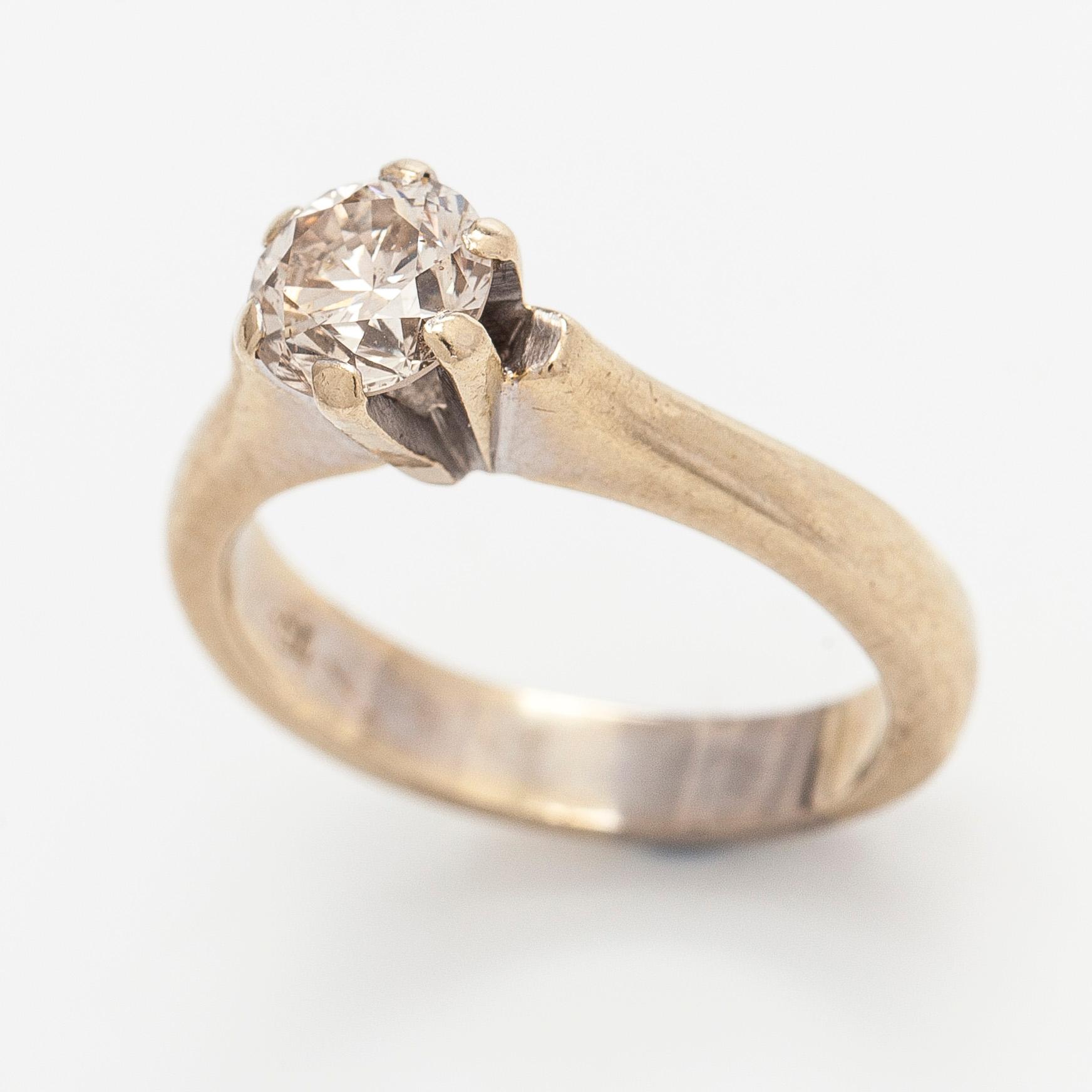 Ring, 18K guld med en briljantslipad diamant.