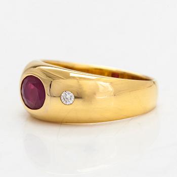 Ring, 14K guld, ovalslipad rubin samt diamanter totalt ca. 0.06 ct. Finland, 1999.