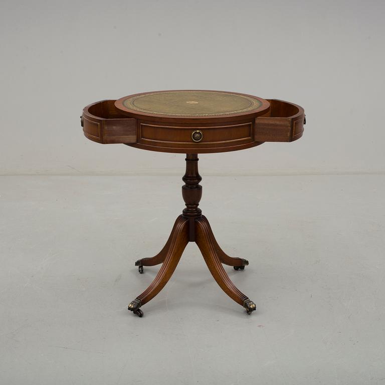 KARUSELLBORD, mahogny, engelsk stil, 1900-talets andra hälft.