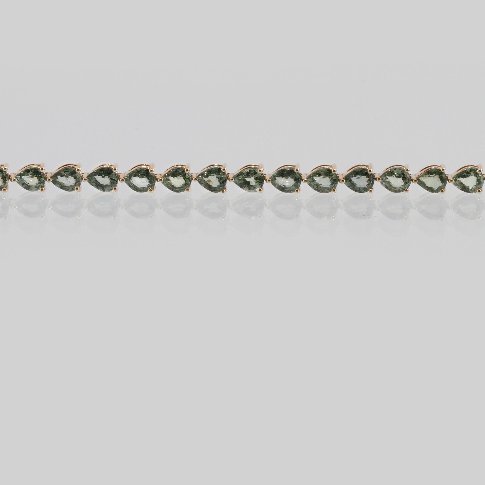 ARMBAND, 18K guld med droppslipade safirer 13.33 ct samt briljantslipad diamant 0.02 ct. Vikt 11,6 gram.