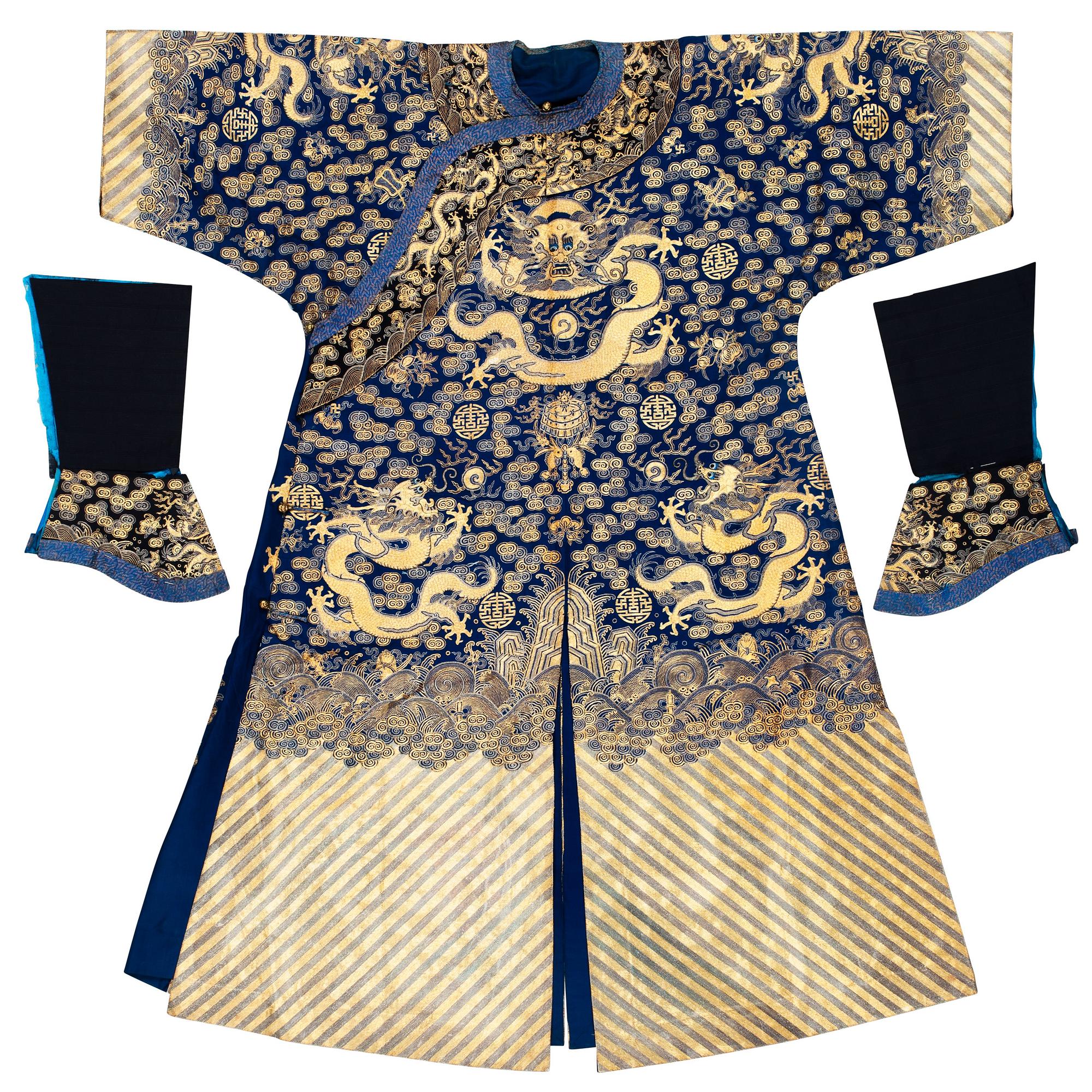 ROBE. Embroidered silk. Height 129 cm. China late Qing dynasty.