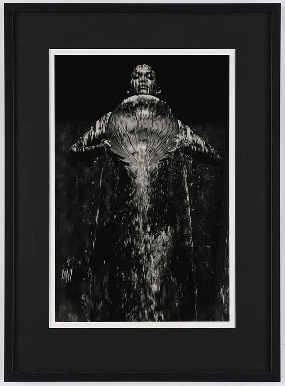 Herb Ritts, "Rachel holding sphere, Hollywood 1989.".