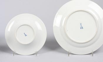KOPPAR MED FAT, 7 ST SAMT ASSIETTER, 11 st, porslin, Meissen 1800-tal.