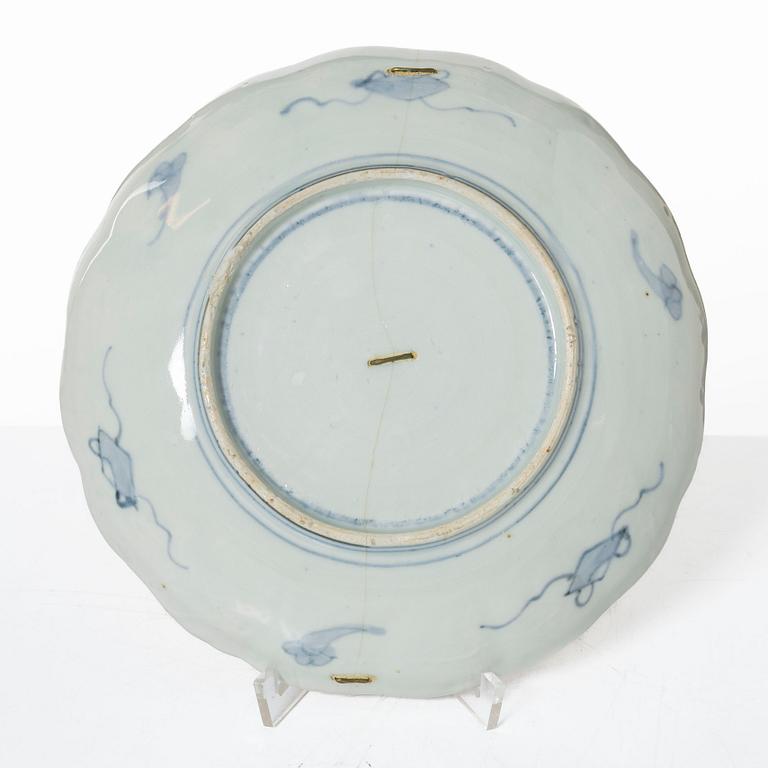 Tallrikar, 12 stycken, samt serveringsfat, imari, porslin, Japan Meiji/tidigt 1900-tal.