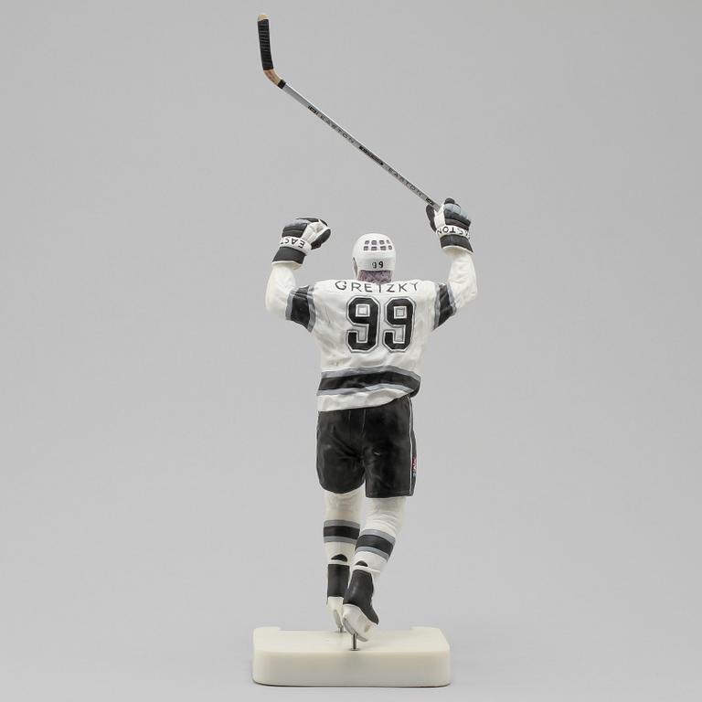 SKULPTUR, gjutmassa, av ishockeyspelaren Wayne Gretzky, signerad, daterad 99 och numrerad 20/99, Salvino Inc, U.S.A.