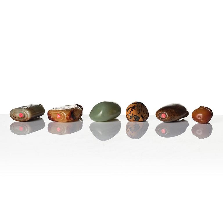 Snusflaskor, sex stycken, olika stensorter, bl.a. jade. Kina, 1900-tal.