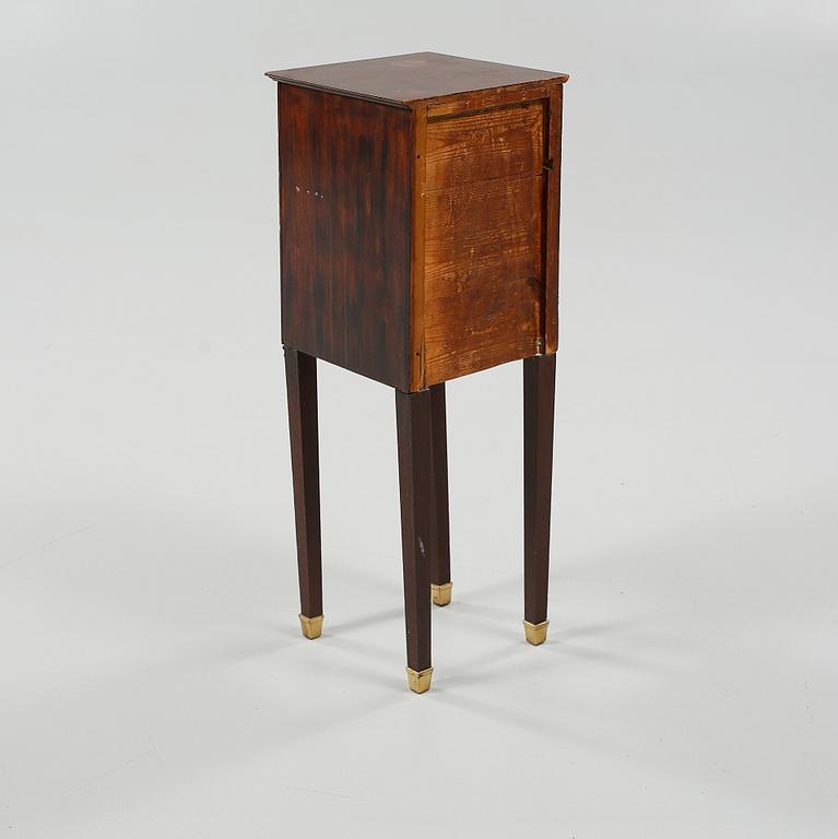 POTTSKÅP, sengustaviansk stil, runt sekelskiftet 1900.