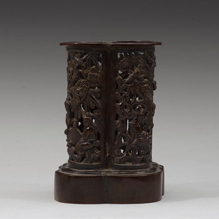 A bronze brush pot, Ming dynasty (1368-1643). With four characters mark.