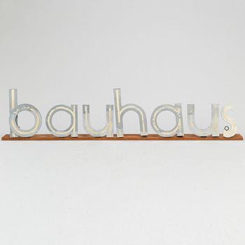 SKYLTBOKSTÄVER "bauhaus" monterade på träplatta, kromade metall.