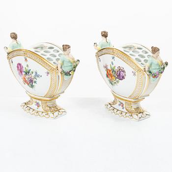 Royal Copenhagen, tulpanvaser, ett par, "Sachsisk Blomst", 1800-talets andra hälft. Danmark.