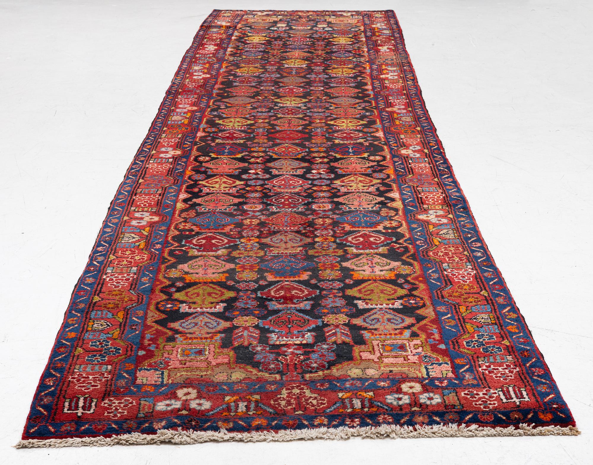 Semi-Antique Senneh runner., approx. 485 x 115 cm.