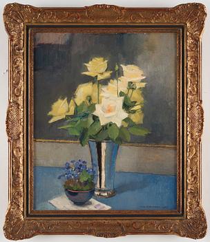 Olle Hjortzberg, A still life with yellow roses and purple flowers.